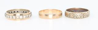 A 9ct yellow gold wedding band size O, a ditto size N and a gem set ring size O, 4 grams