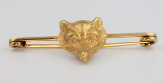 A 15ct yellow gold Edwardian style fox head bar brooch with diamond set eyes, 4 grams, 46 mm