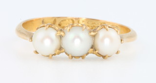 A high carat yellow gold 3 stone pearl ring size O 