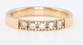 A 14ct yellow gold 5 stone diamond ring size N