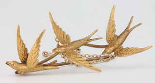 An Edwardian 15ct yellow gold bar brooch in the form of 3 swallows, gross 7 grams