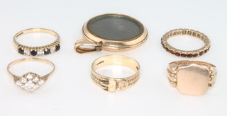 A gentleman's 9ct yellow gold signet ring size O 
 4 other gem set rings and a gilt pendant 