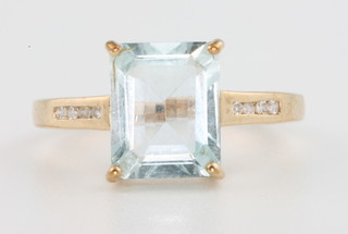 A 9ct yellow gold aquamarine ring, size N