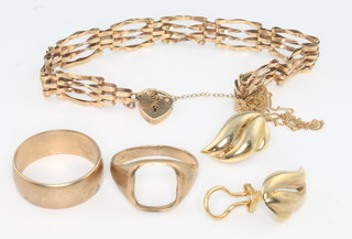 A 9ct yellow gold gate bracelet, 2 ditto rings, a chain and a pair of ear clips, 21 grams