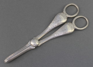 A pair of Edwardian silver grape scissors with chased decoration 103 grams