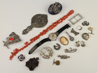 A quantity of minor costume jewellery
