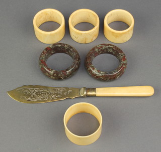3 ivory napkin rings, a small quantity or curios