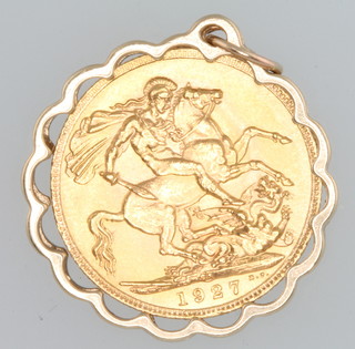 A sovereign 1927 contained in a 9ct gold mount