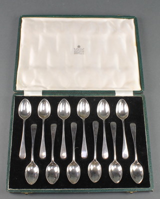 A set of 12 silver teaspoons Sheffield 1959, 212 grams, cased