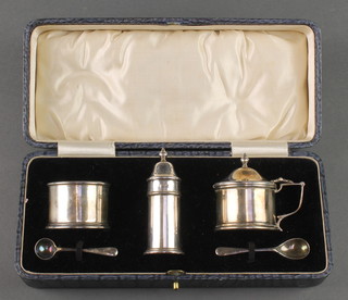 A silver 3 piece condiment Birmingham 1923 40 grams with 2 spoons, cased