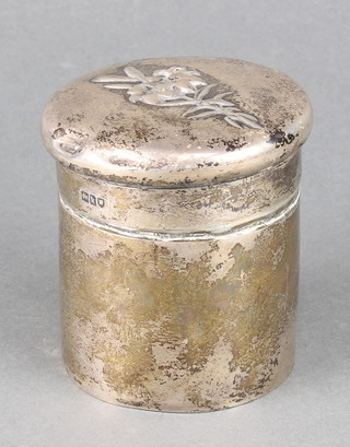 An Art Nouveau circular silver box and cover, the lid decorated with flowers, London 1905, 104 grams 3" 
