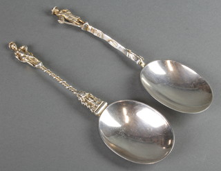 A pair of silver apostle spoons with plain bowls, London 1912, 142 grams 