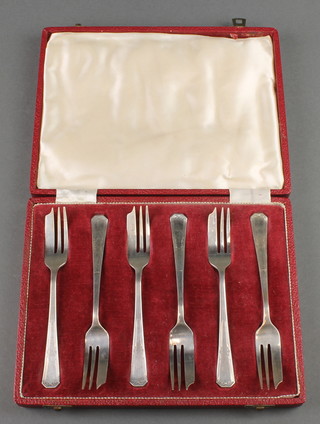 A cased set of 6 silver cake forks Sheffield 1957, 120 grams