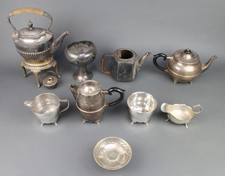 An Edwardian silver plated kettle on stand and minor plated items