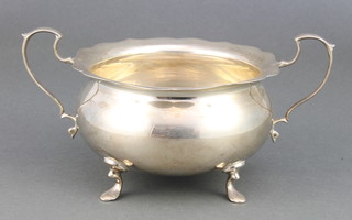 A silver 2 handled bowl on pad feet Birmingham 1920, by Wm Neale & Sons, 240 grams