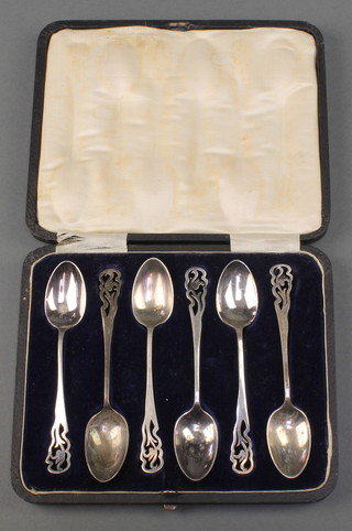 A set of 12 silver plated fish eaters in a fitted oak canteen and 6 cased plated tea spoons