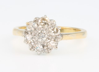 An 18ct yellow gold 7 stone diamond daisy ring, size L