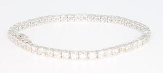 An 18ct white gold diamond set tennis bracelet, approx. 6.88cts 750mm