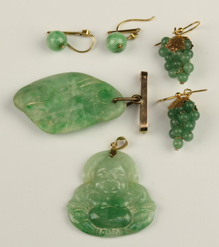 An 18ct yellow gold mounted carved jade pendant, 1 other pendant and 2 pairs of earrings