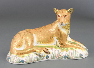 A Royal Crown Derby Japan pattern paperweight - Lioness no.341/950, gold stopper 7" 