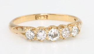 An 18ct yellow gold 5 stone diamond ring size L 