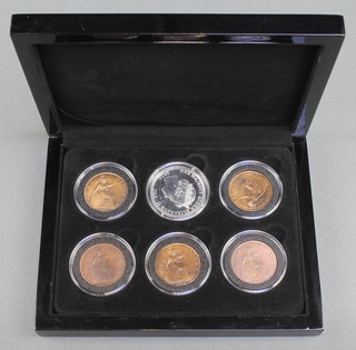 An Armistice Day silver crown coin and 5 World War I pennies, 28 grams, cased