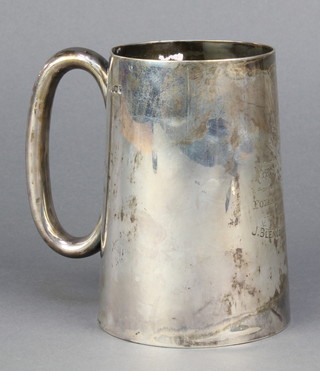 A Victorian silver mug with presentation inscription Sheffield 1892, 252 grams 