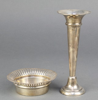 A silver bon bon dish with pierced rim Birmingham 1911, 45 grams together with a silver tapered posy vase 6" 