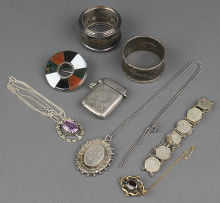 An Edwardian silver vesta with chased decoration, napkin rings, Scottish hardstone brooch and other items 