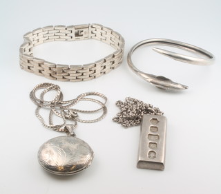 A silver ingot and minor silver jewellery, 116 grams