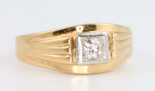 A gentleman's yellow gold and diamond ring approx 0.3ct size Z 