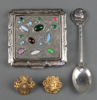 A Stratton gem set compact, 2 brooches and a spoon 