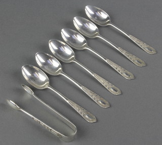 A set of Edwardian silver teaspoons and nips, London 1905, 84 grams 