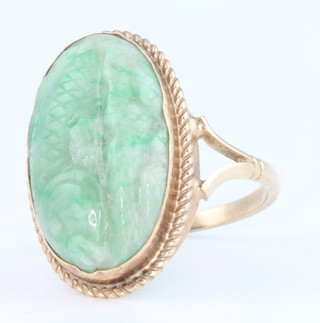 A 9ct yellow gold carved jade ring, size S 1/2
