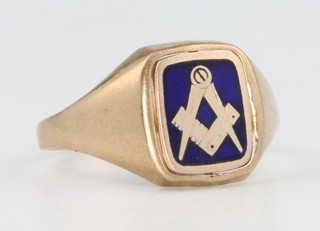 A 9ct yellow gold blue enamel Masonic swivel ring size X 