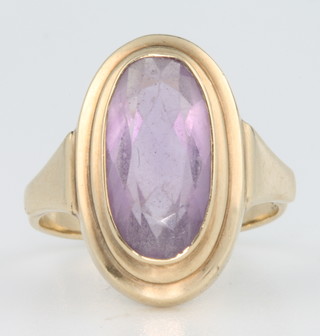 A 9ct yellow gold amethyst ring 3.1 grams, size I 1/2