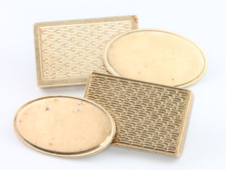 A pair of 9ct yellow gold reversible cufflinks 10.5 grams 