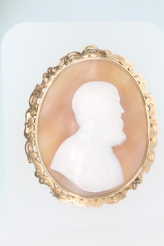 A Victorian yellow gold mounted portrait cameo brooch of a gentleman 