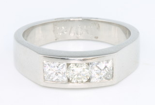 A gentleman's platinum 3 stone diamond ring approx. 1.07ct size R 1/2