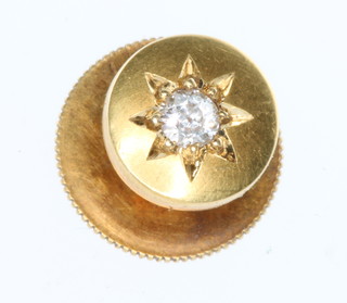 An Edwardian 15ct diamond stud together with a yellow gold diamond tie pin 