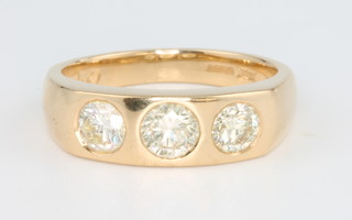 A gentleman's 18ct yellow gold 3 stone diamond ring, approx 1.61ct, size U 
