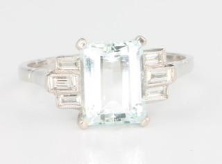 An 18ct white gold aquamarine and diamond ring, size O 1/2
