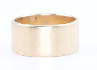 A gentleman's 9ct yellow gold wedding band size T, 7.6 grams