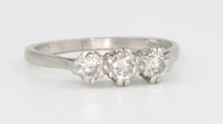 A platinum 3 stone diamond ring, size I 