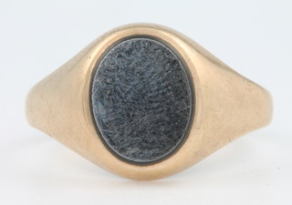 A gentleman's 9ct gold onyx signet ring size U 