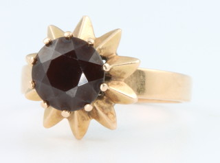 An 18ct yellow gold garnet ring size M 