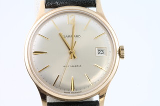 A gentleman's Garrards 9ct yellow gold automatic calendar wristwatch on a leather strap