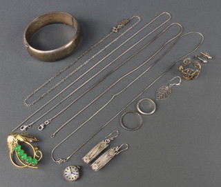 A silver necklace and minor costume jewellery