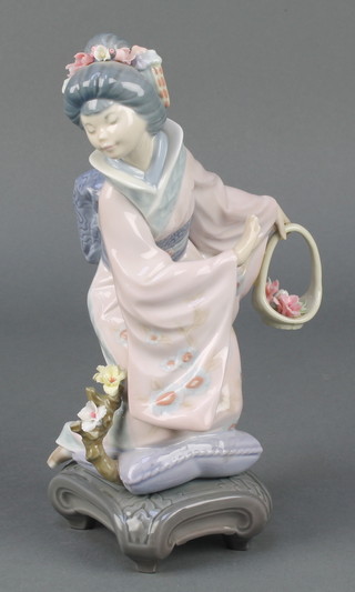A Lladro figure of a Japanese lady holding a basket of flowers E7J 8 1/2" 