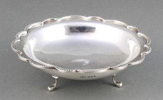 A silver bowl with beaded rim and scroll feet, Sheffield 1968 10 grams